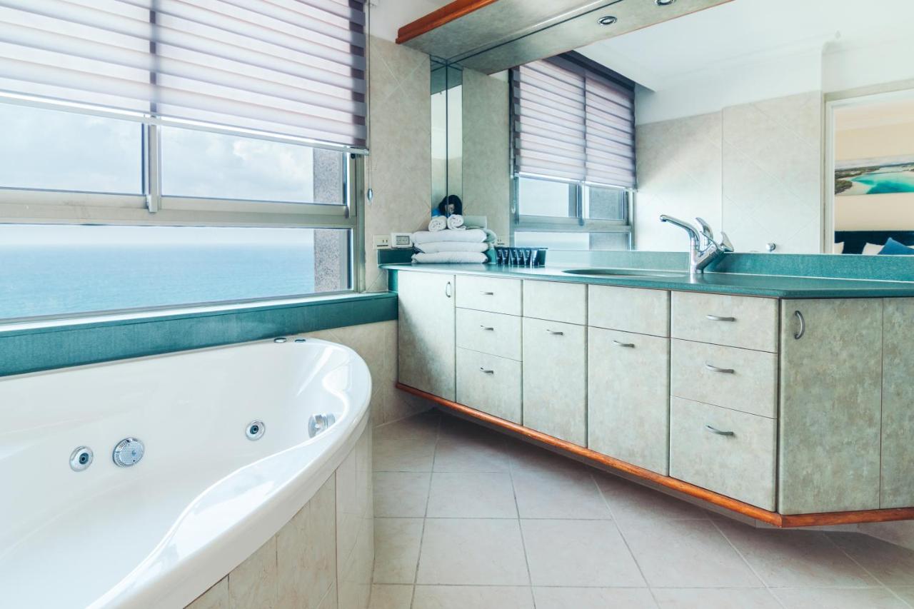 Almog Beach Apt Hotel מלון דירות אלמוג ביץ' Хайфа Экстерьер фото